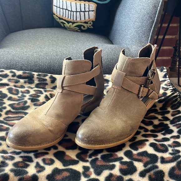 Steve Madden size 8 all leather distressed buckle bootie with zipper in back. - Picture 3 of 7